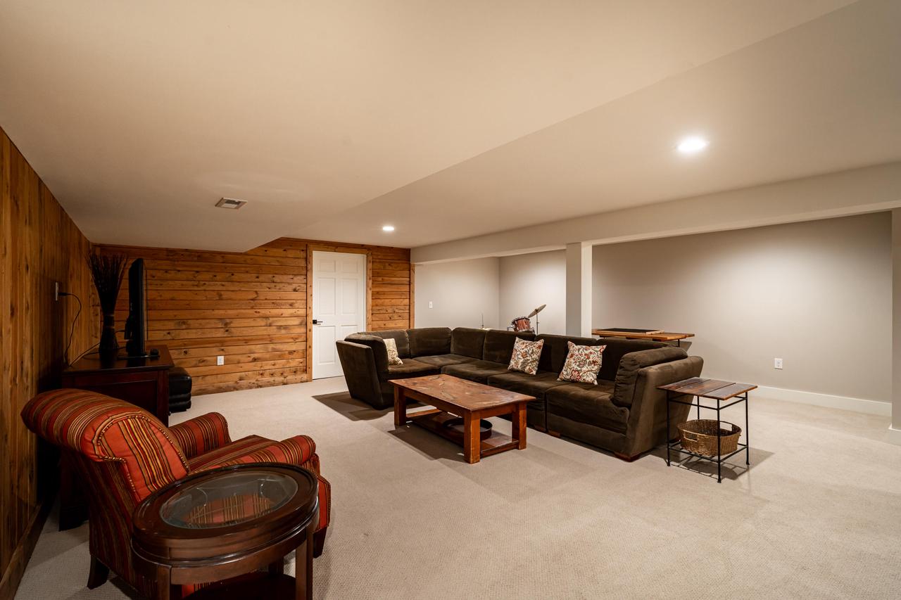 8925 Pleasant Valley ROAD