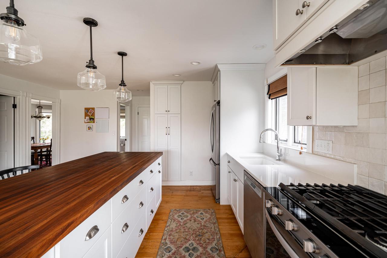 8925 Pleasant Valley ROAD