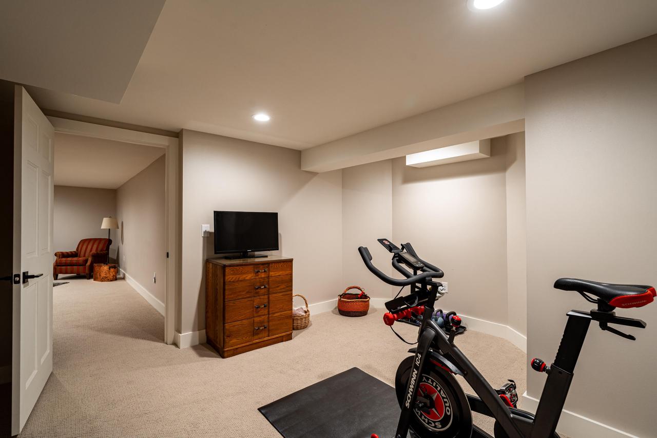 8925 Pleasant Valley ROAD