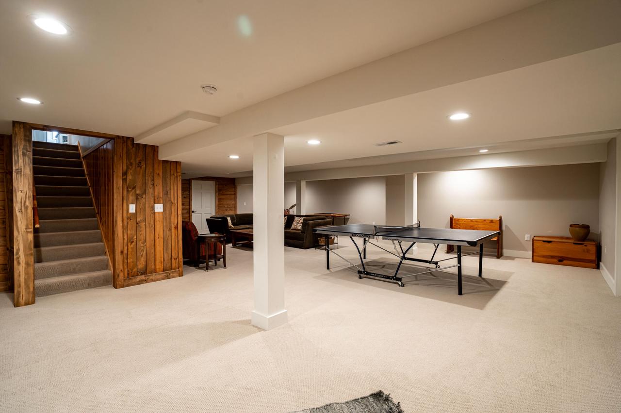 8925 Pleasant Valley ROAD