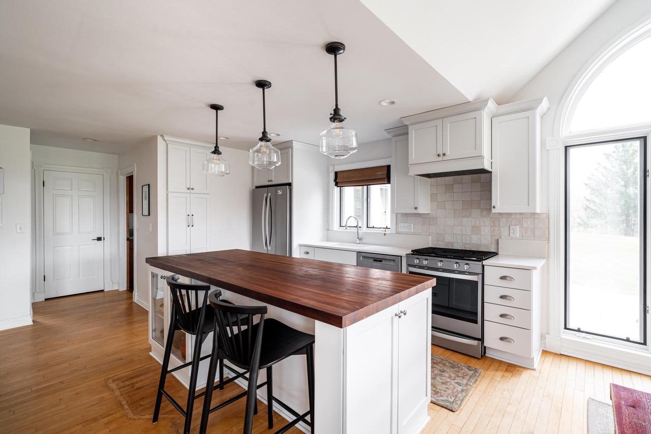 8925 Pleasant Valley ROAD