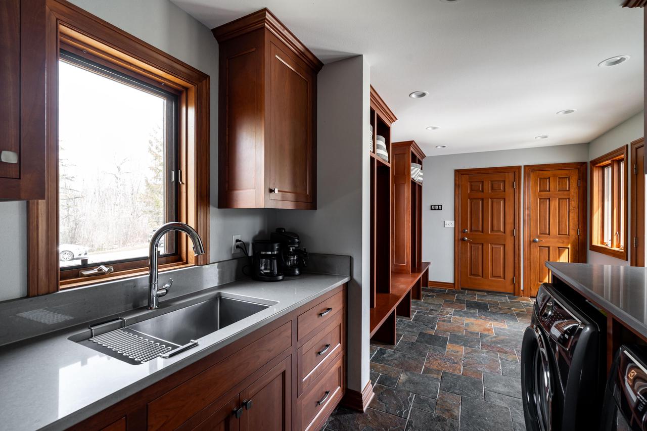 8925 Pleasant Valley ROAD