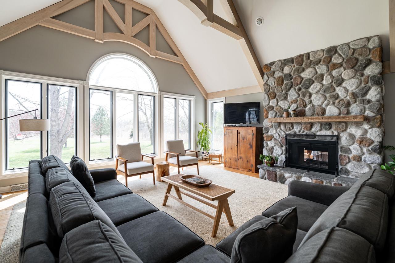 8925 Pleasant Valley ROAD