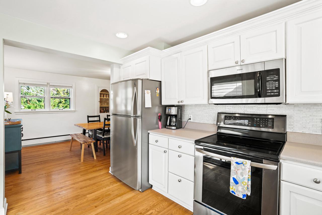 1933 West Donges Bay ROAD