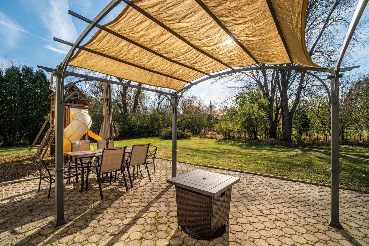 1933 West Donges Bay ROAD