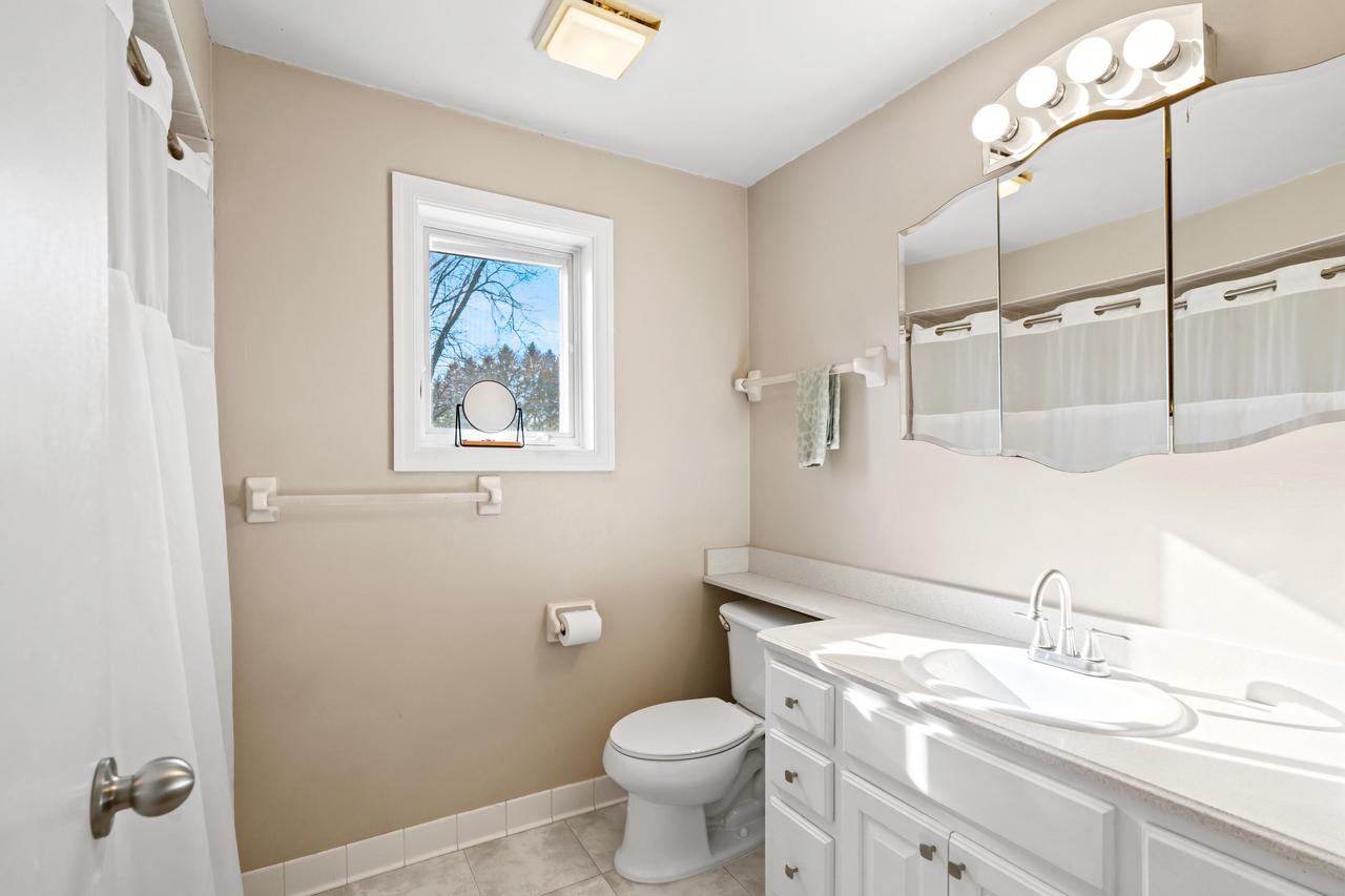 1933 West Donges Bay ROAD