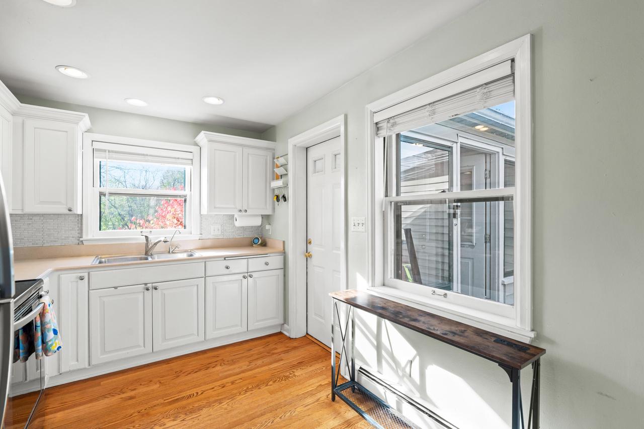 1933 West Donges Bay ROAD