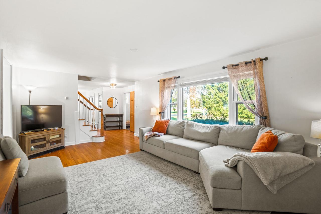 1933 West Donges Bay ROAD