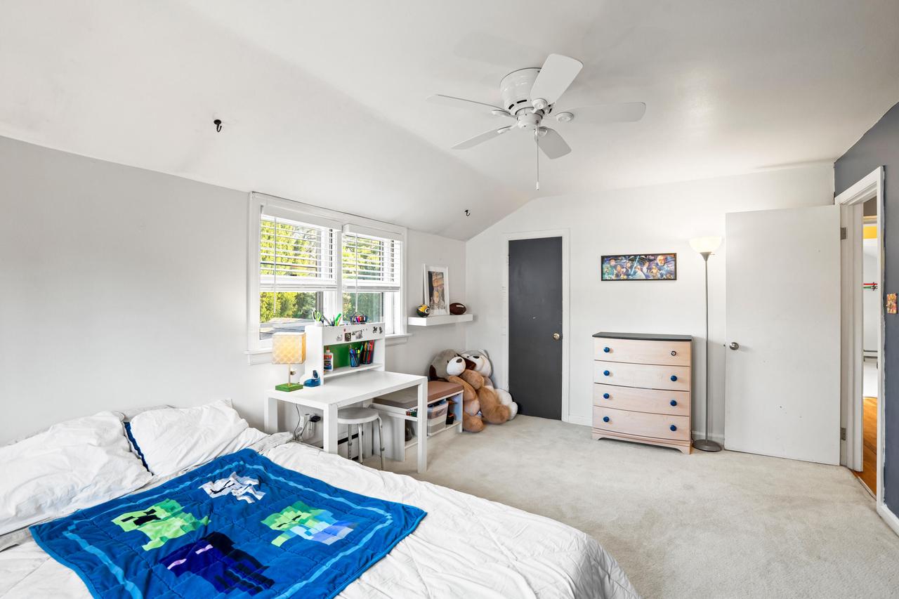 1933 West Donges Bay ROAD