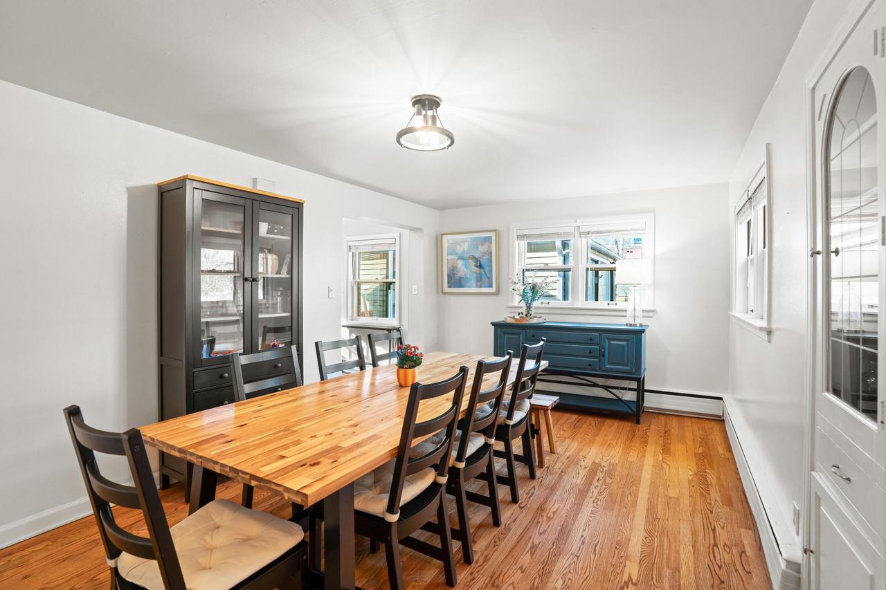 1933 West Donges Bay ROAD