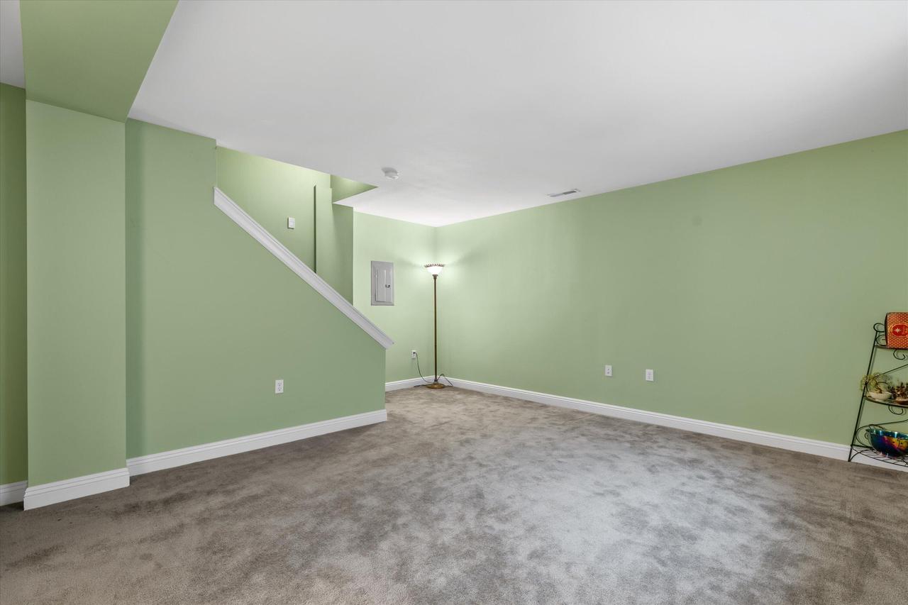 W205N16507 Cranberry Creek LANE