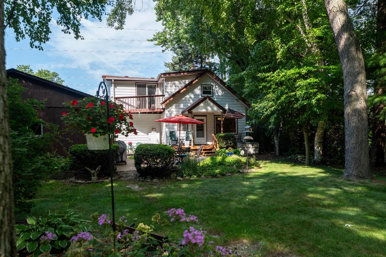 8548 N 68th STREET