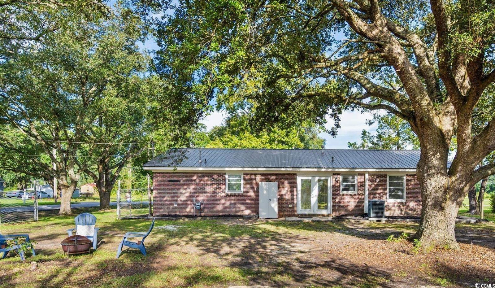 1607 Oak St.