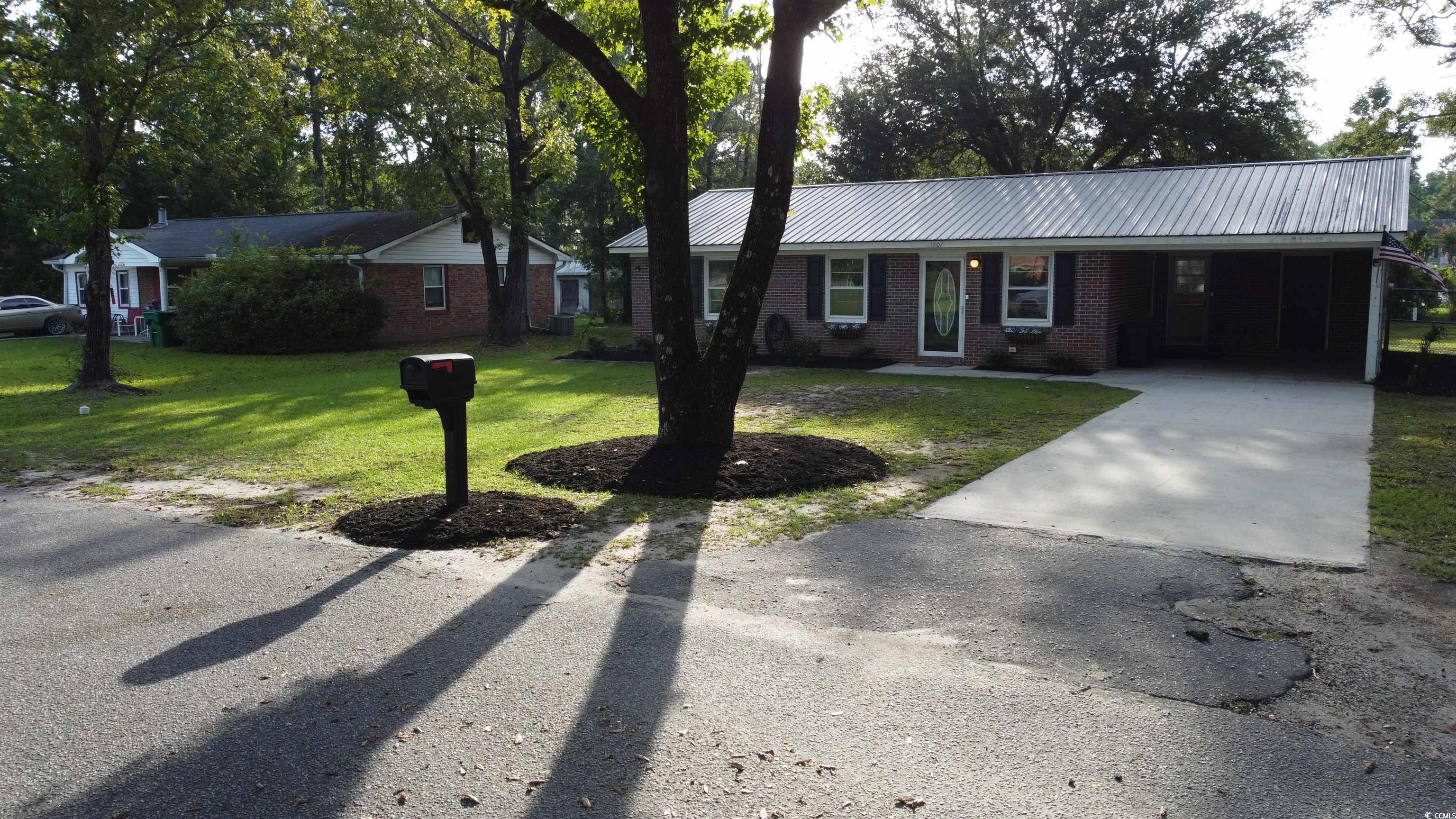 1607 Oak St.