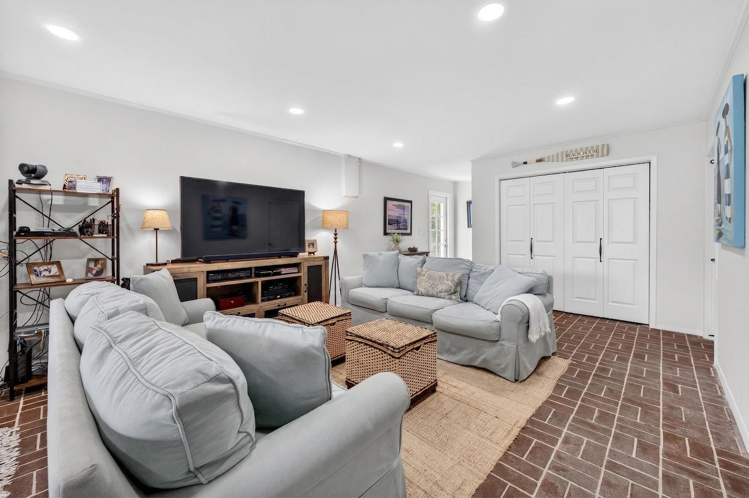 60 Seawind Ct.