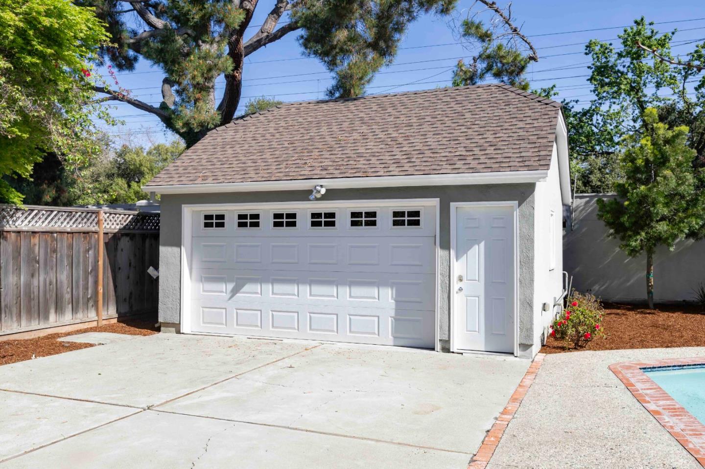 1637 Mariposa Avenue