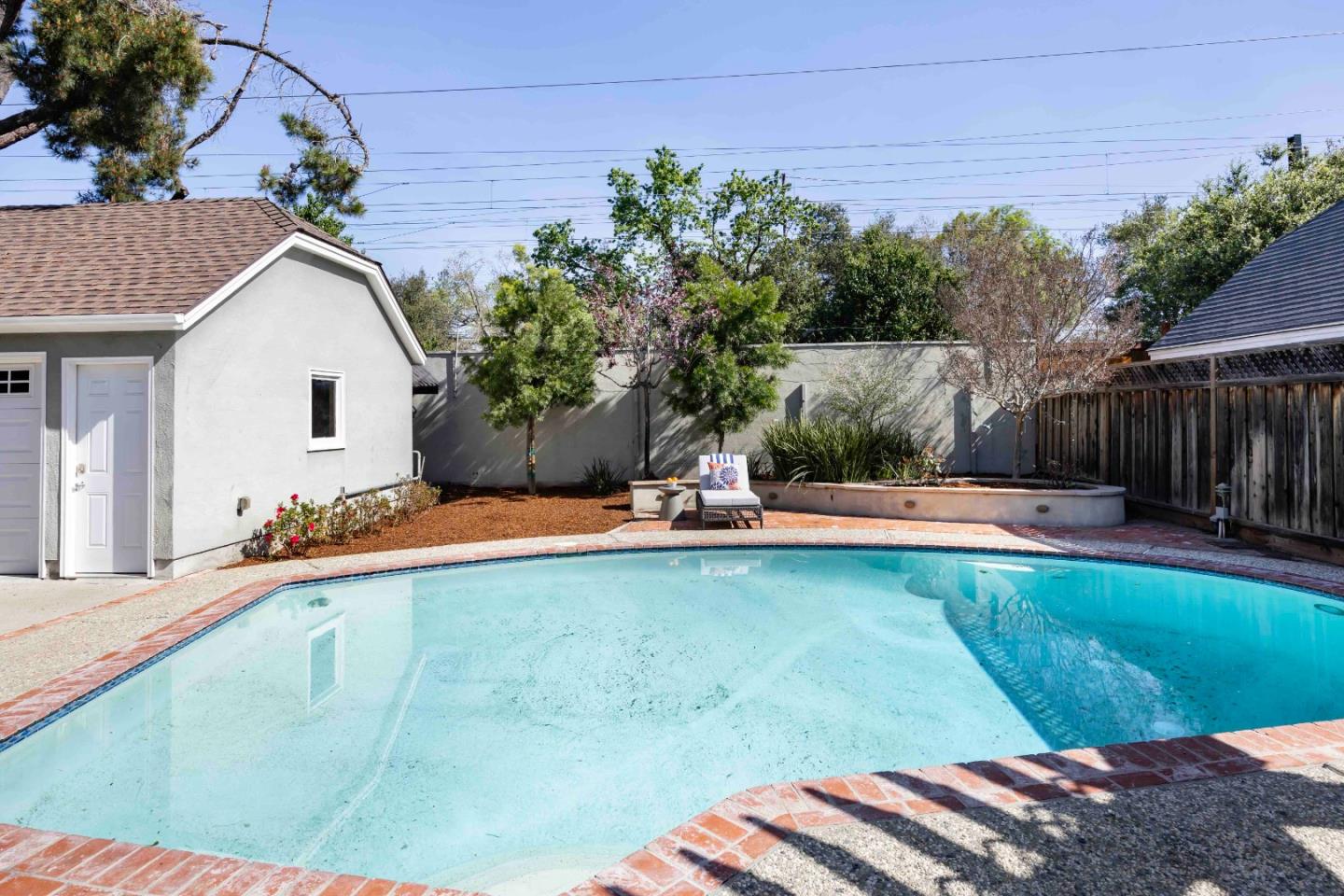 1637 Mariposa Avenue