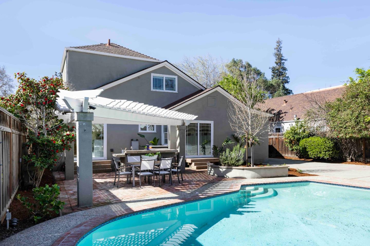 1637 Mariposa Avenue