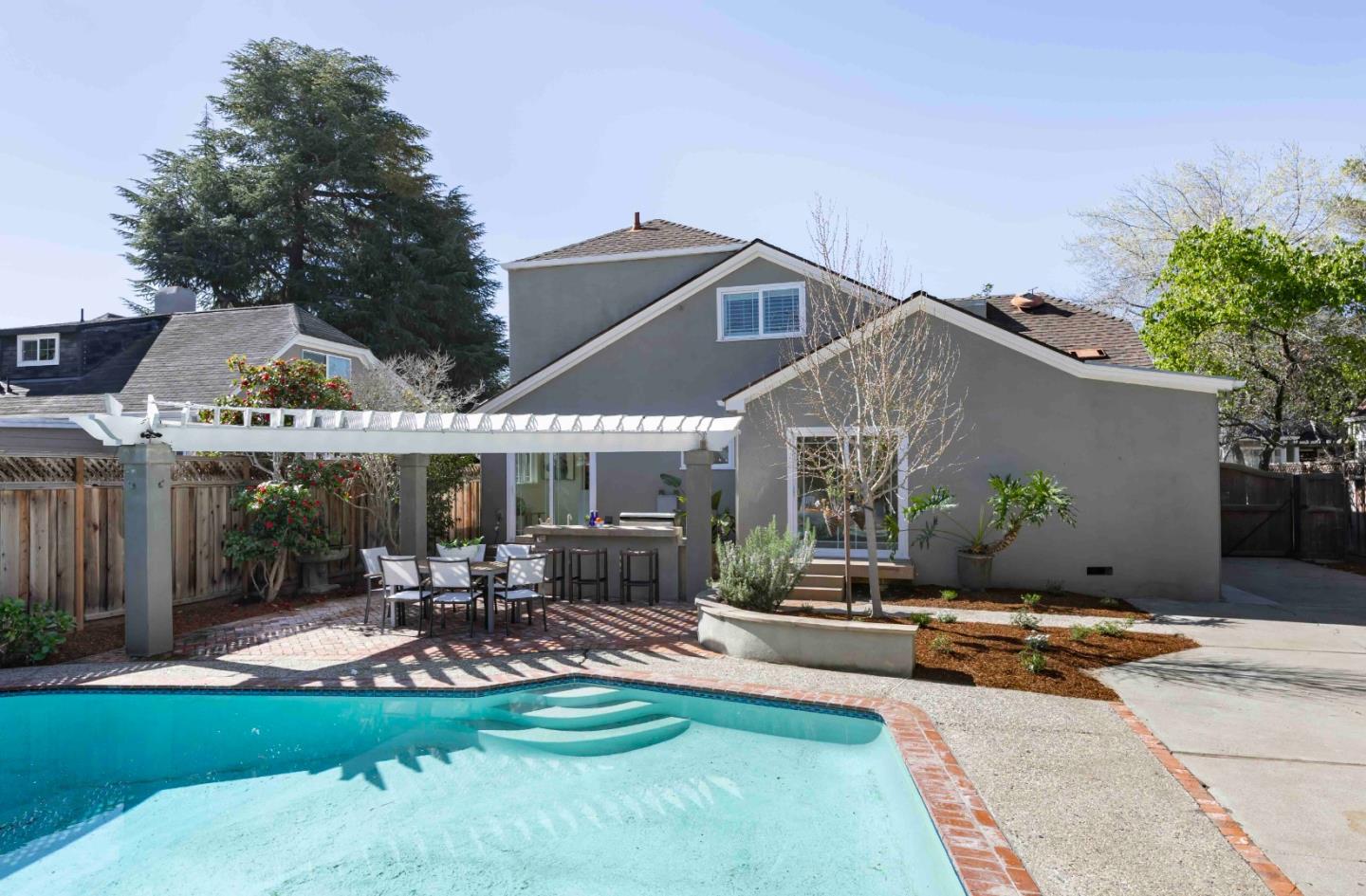 1637 Mariposa Avenue