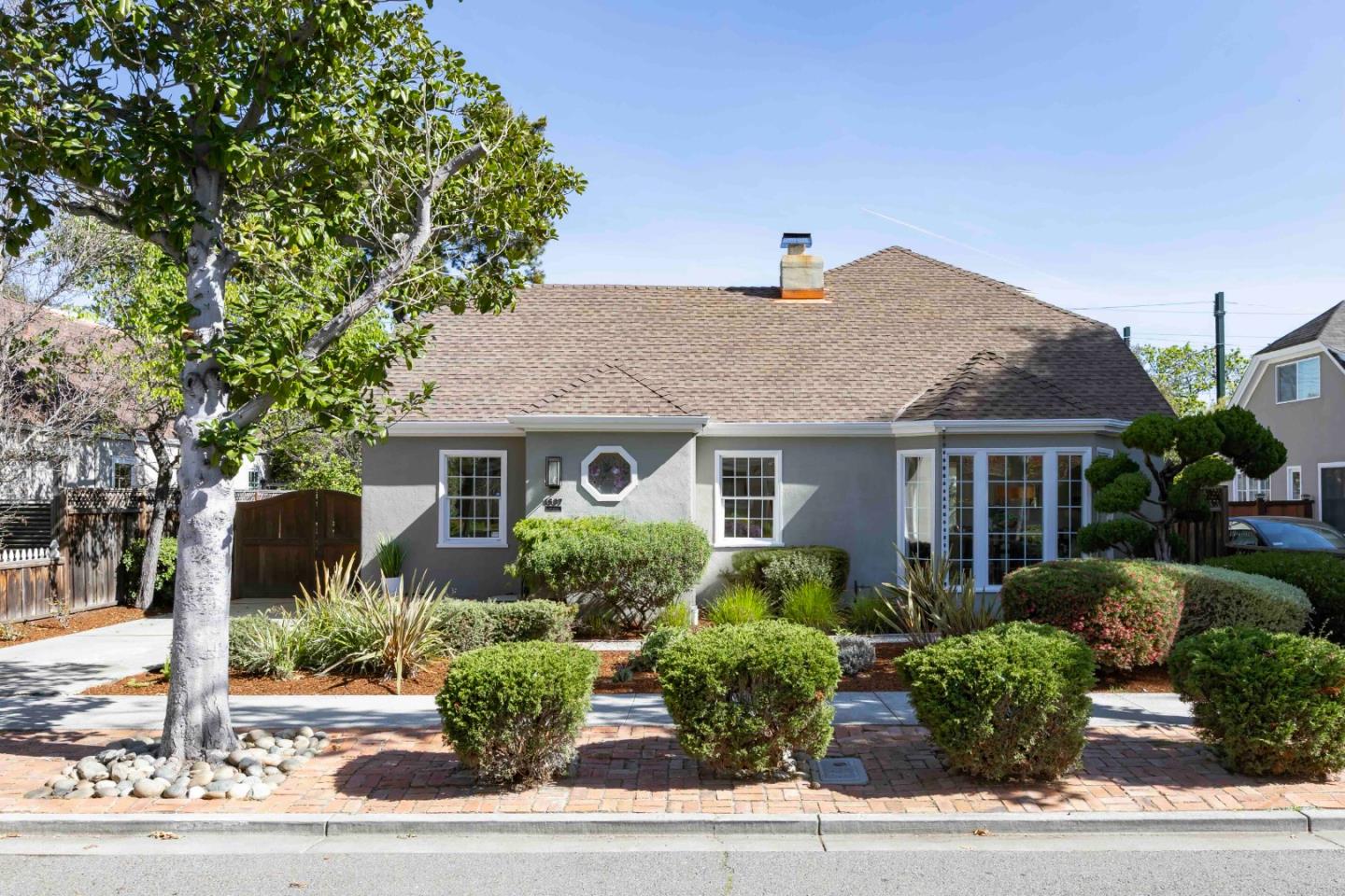 1637 Mariposa Avenue