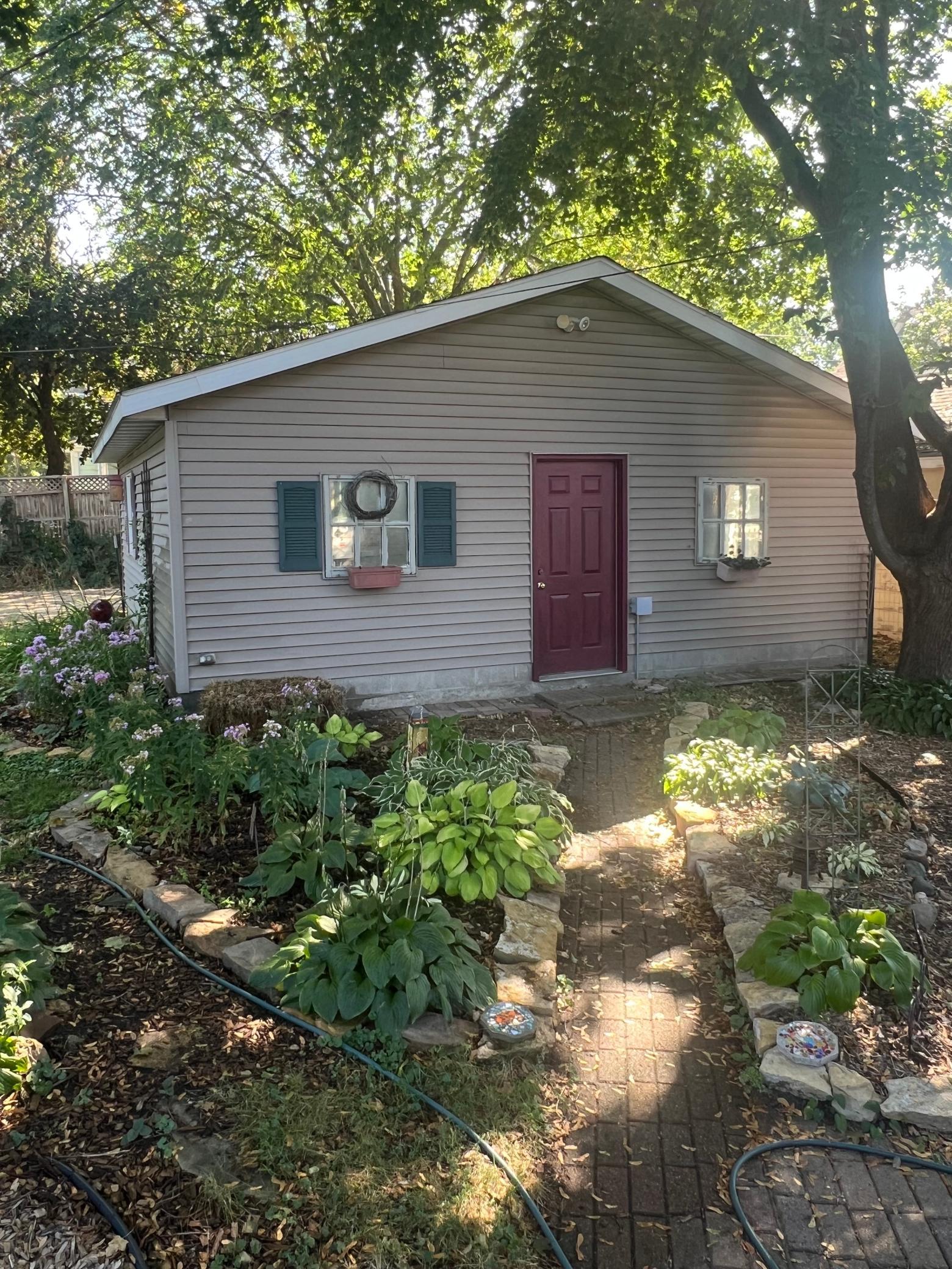 110 Winifred Street W