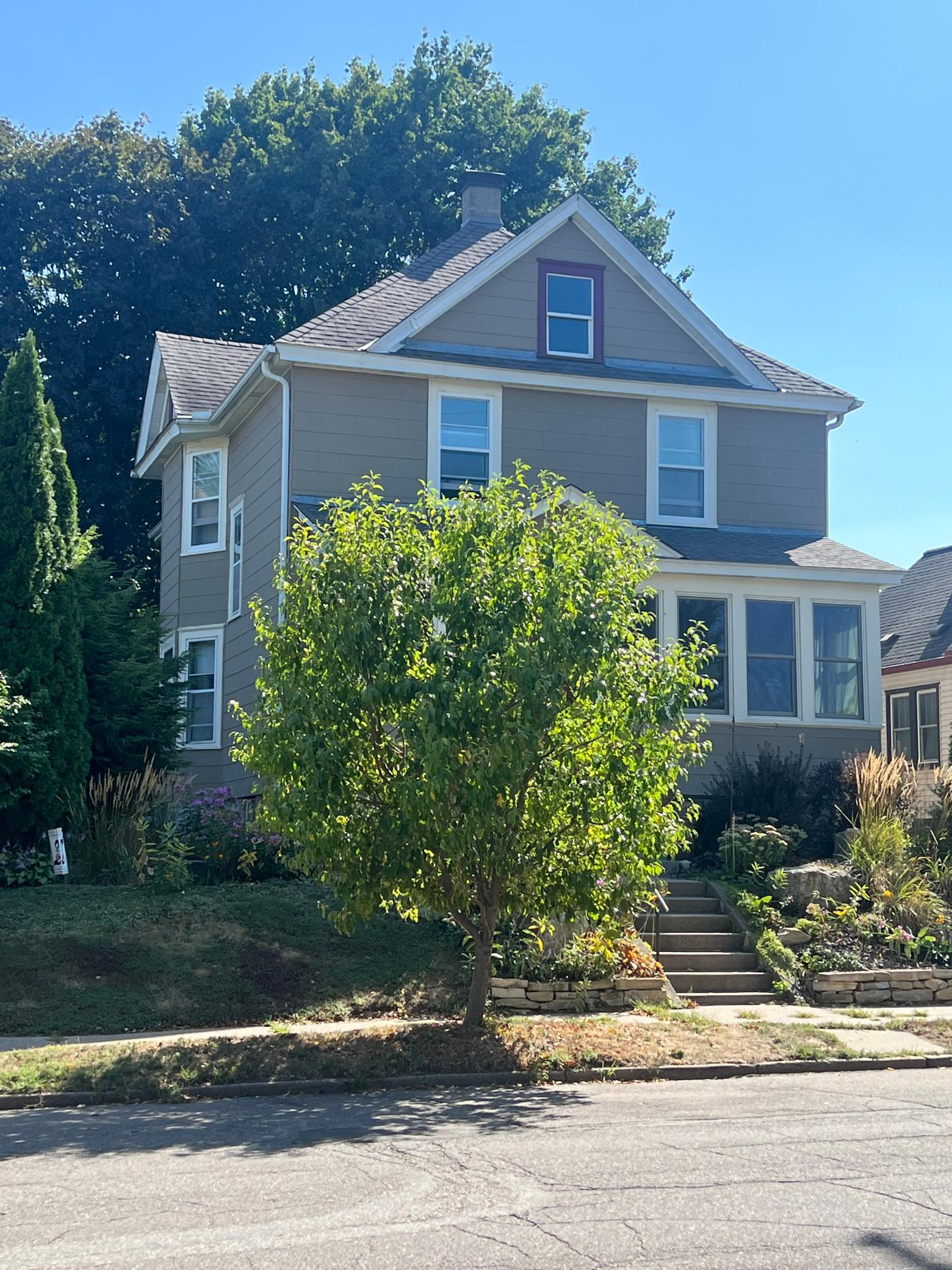 110 Winifred Street W