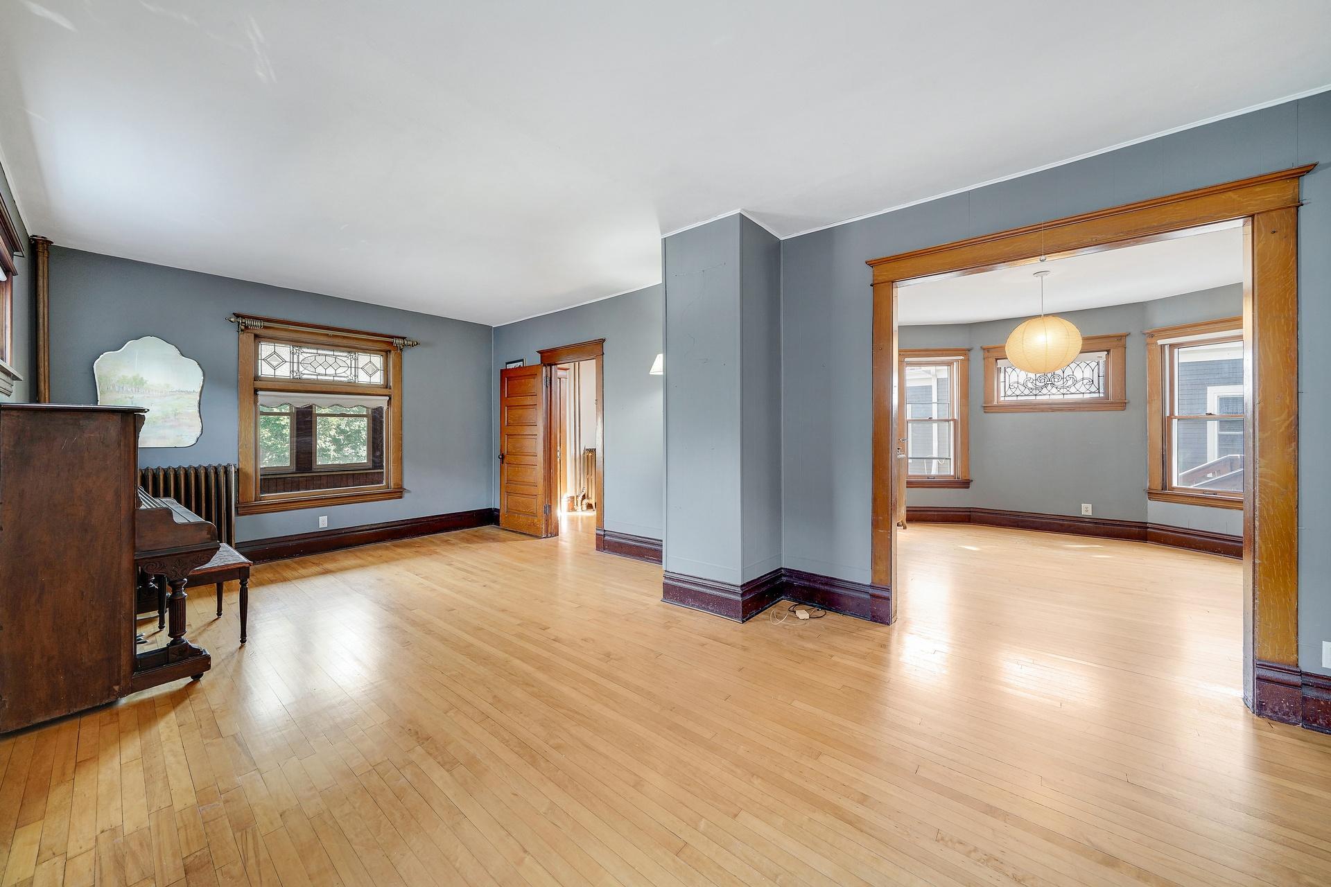 110 Winifred Street W