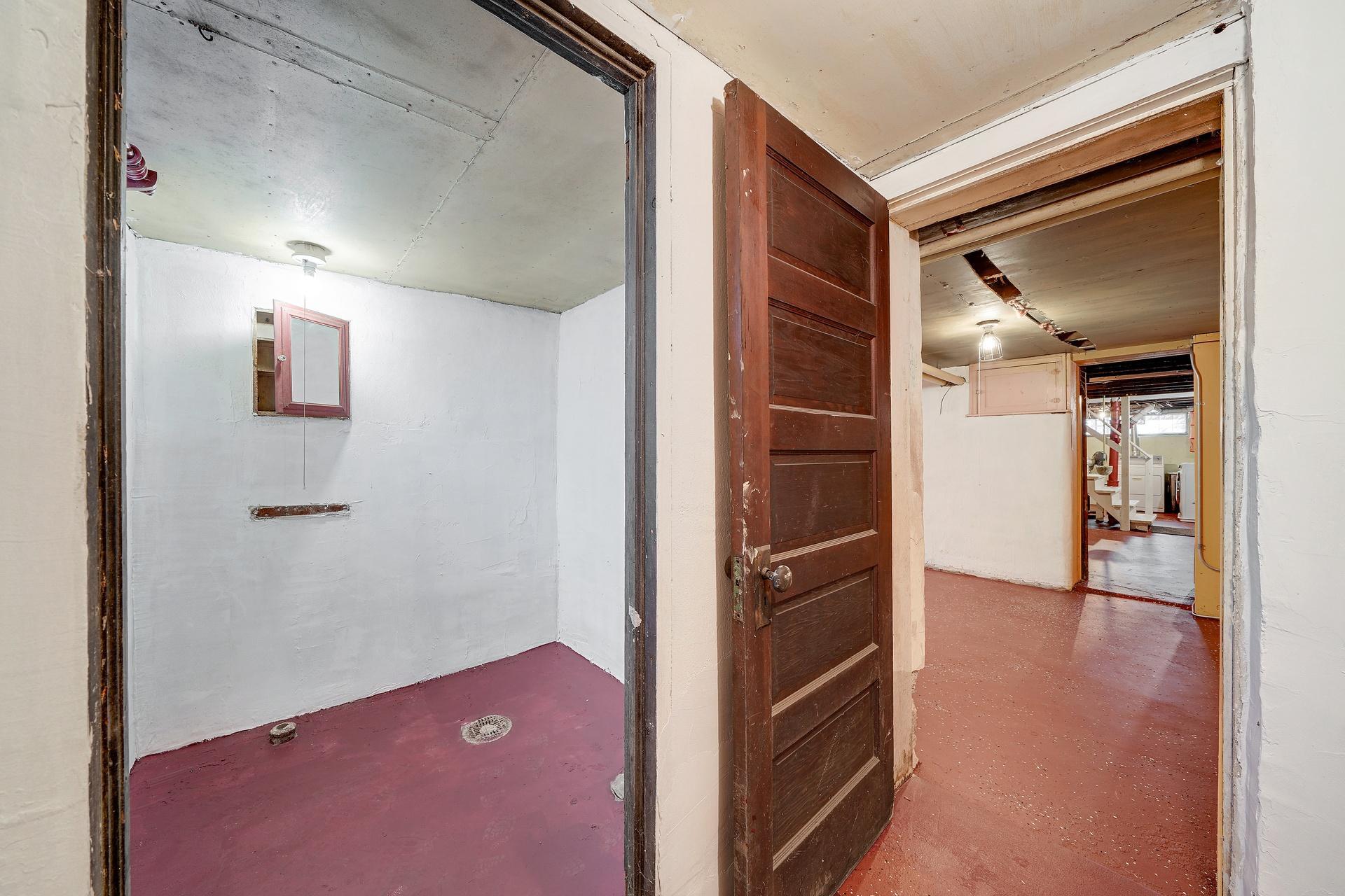 110 Winifred Street W