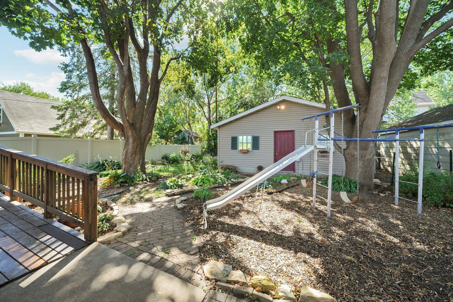 110 Winifred Street W
