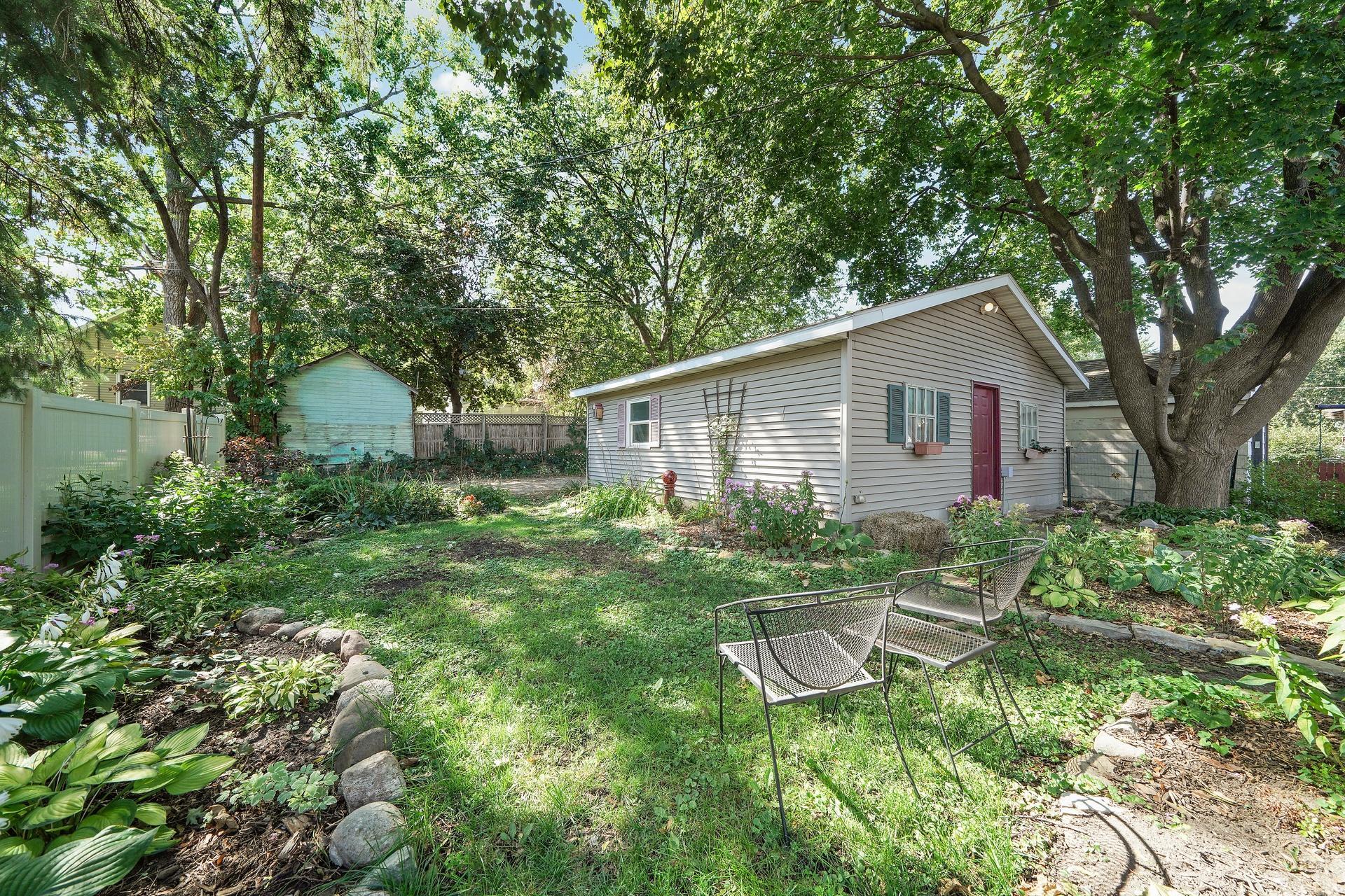 110 Winifred Street W