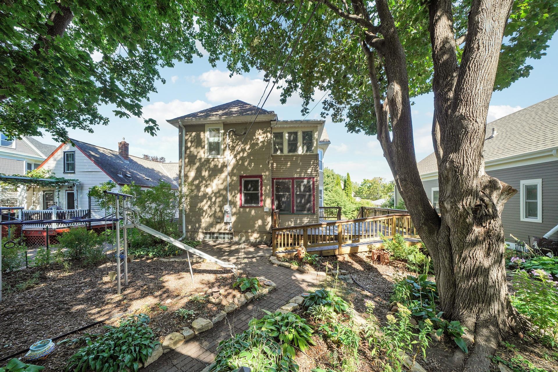 110 Winifred Street W
