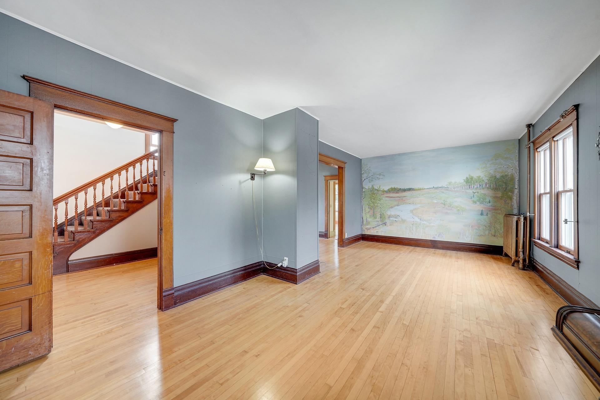 110 Winifred Street W