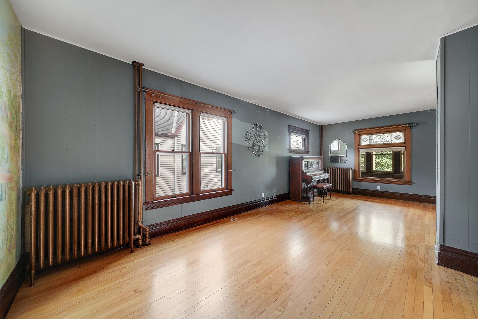 110 Winifred Street W