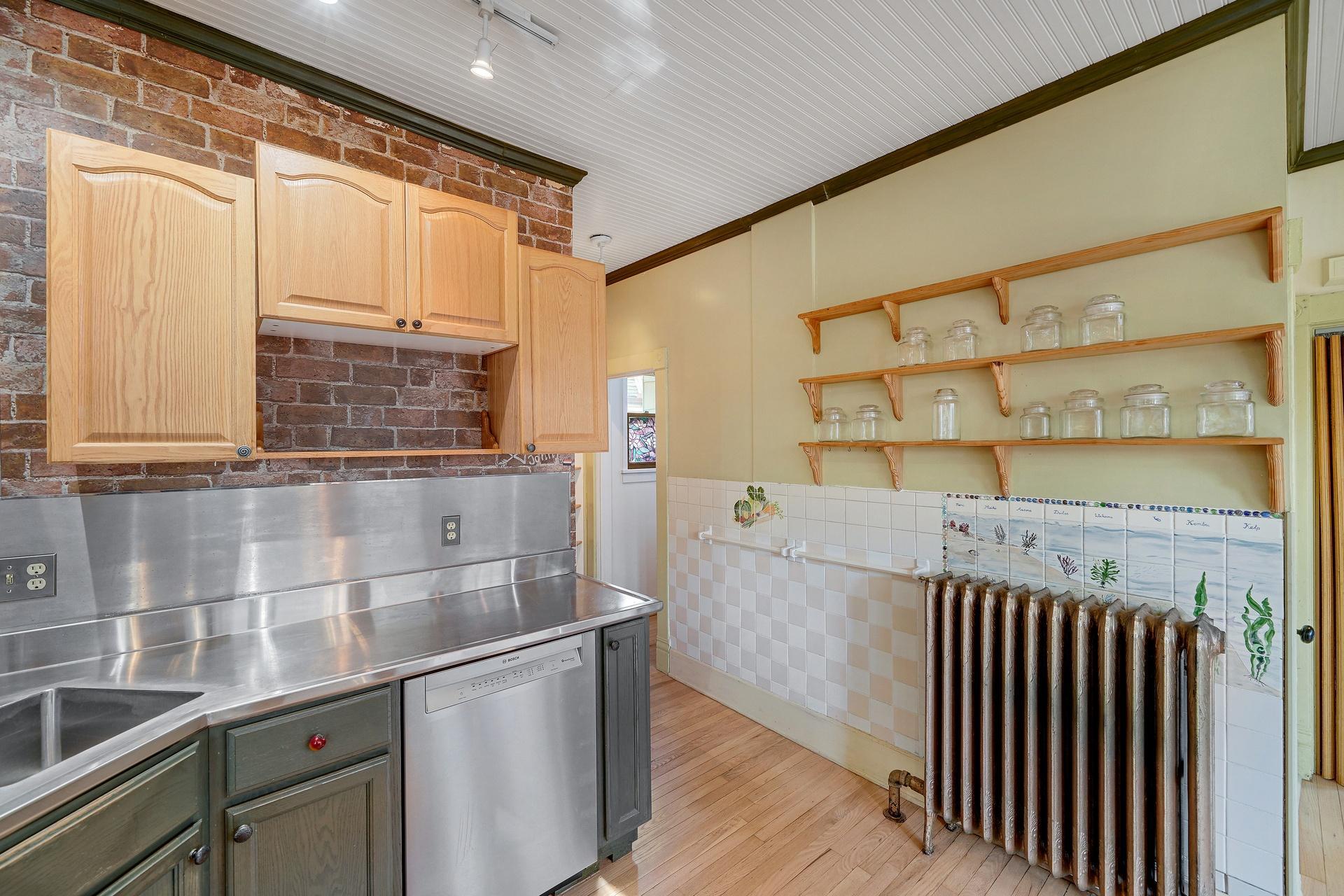 110 Winifred Street W