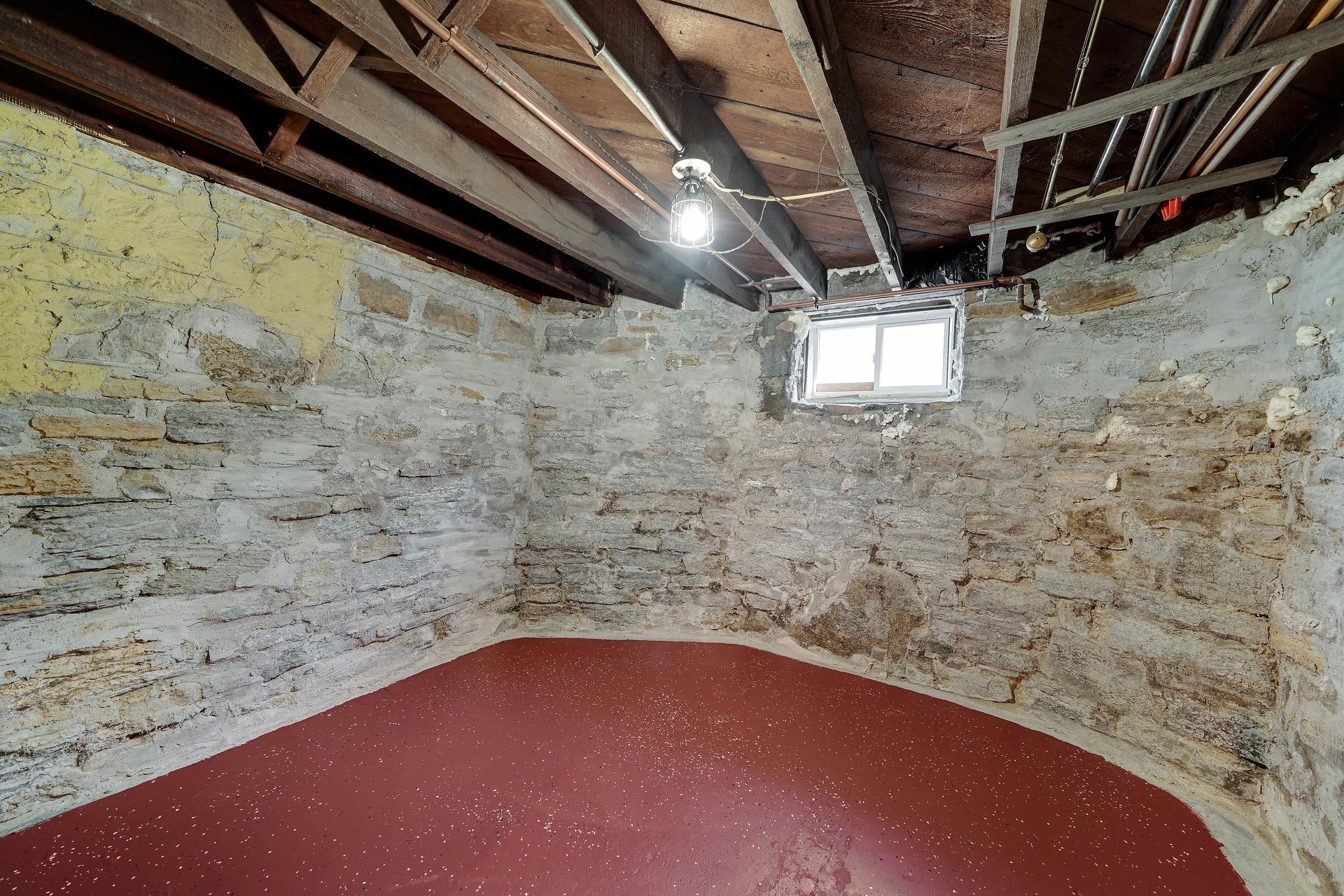 110 Winifred Street W