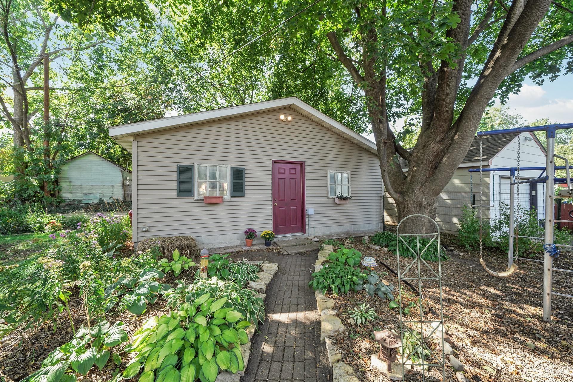 110 Winifred Street W