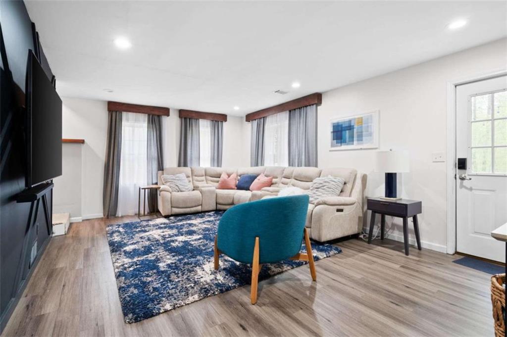 1328 Kingsbury Court