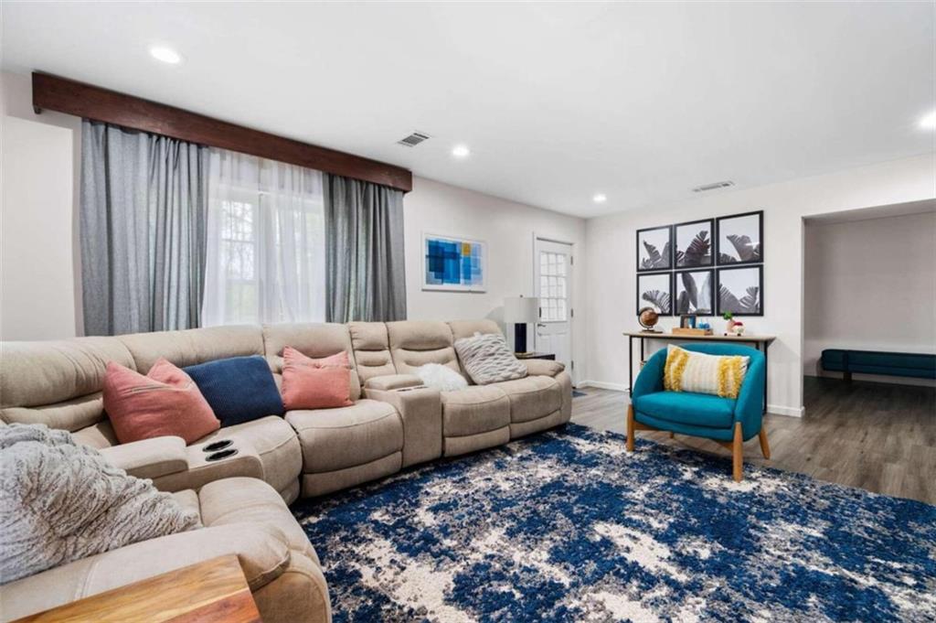 1328 Kingsbury Court