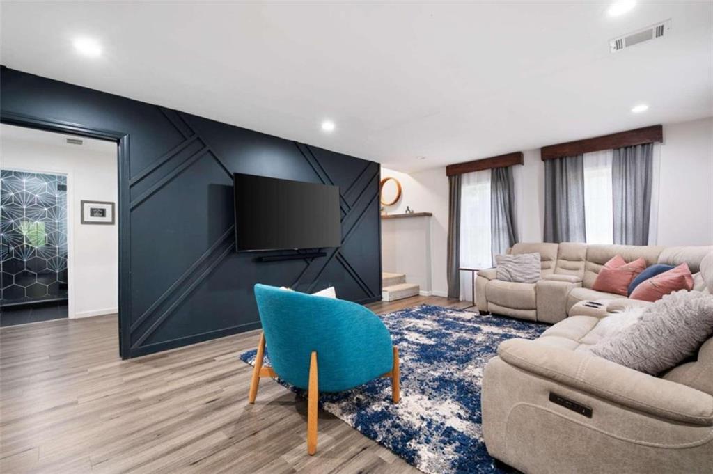 1328 Kingsbury Court