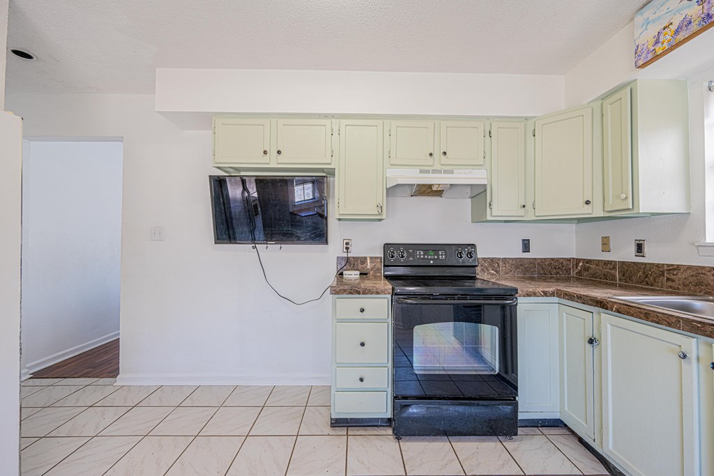 2806 Roosevelt Ave