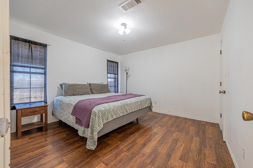 2806 Roosevelt Ave