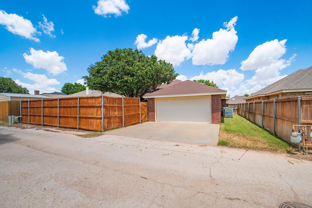 6005 Little John Ln