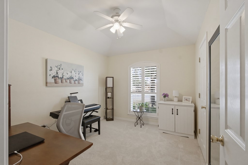 6005 Little John Ln