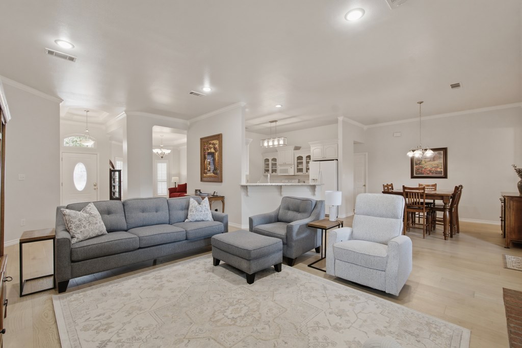 6005 Little John Ln
