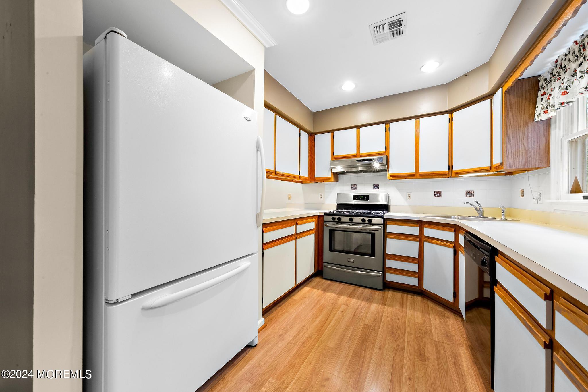 24 Schooner Court