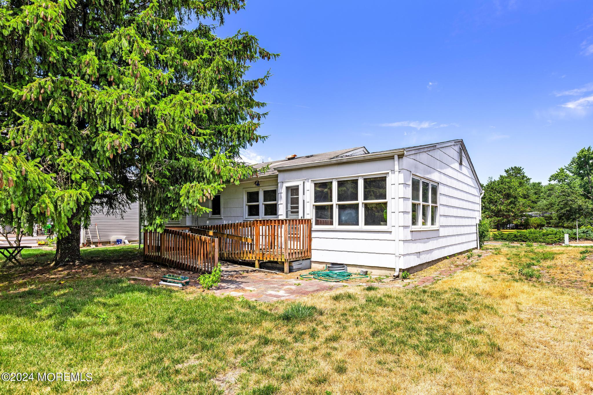 1141 Edgebrook Drive S