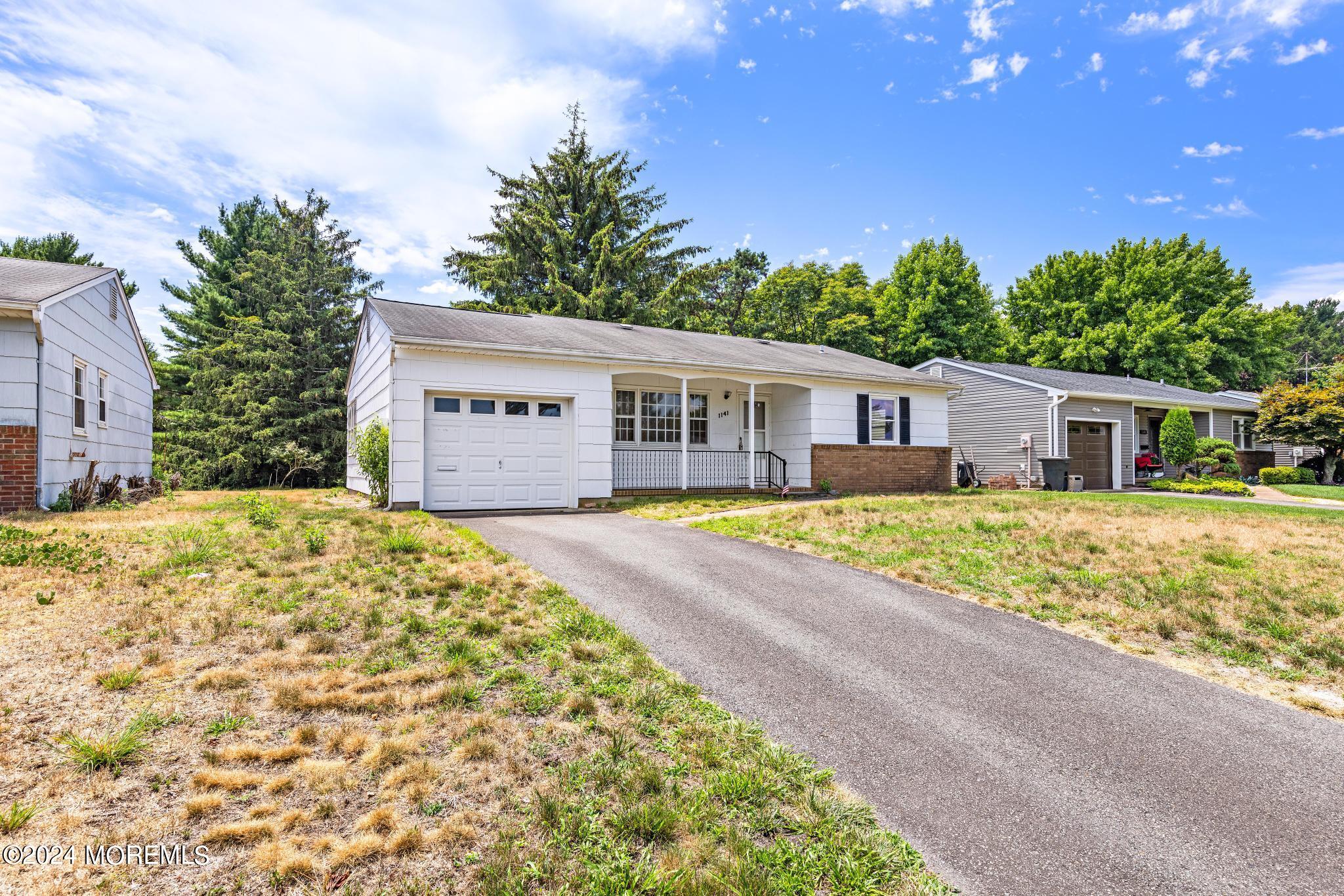 1141 Edgebrook Drive S