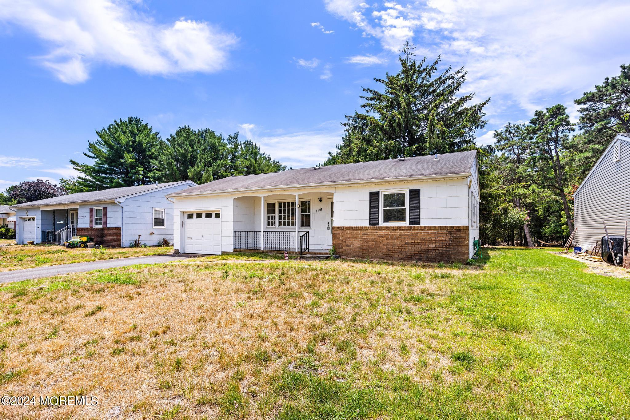 1141 Edgebrook Drive S