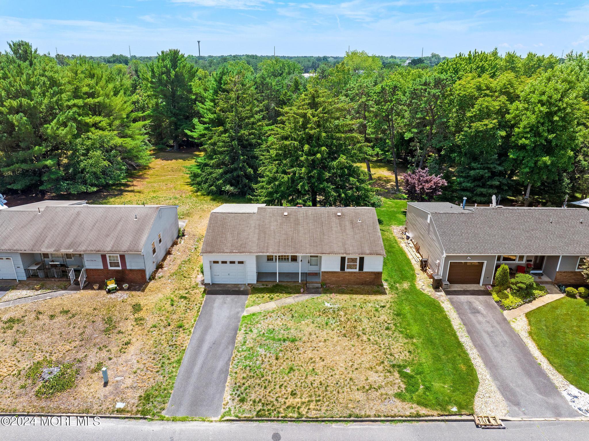 1141 Edgebrook Drive S