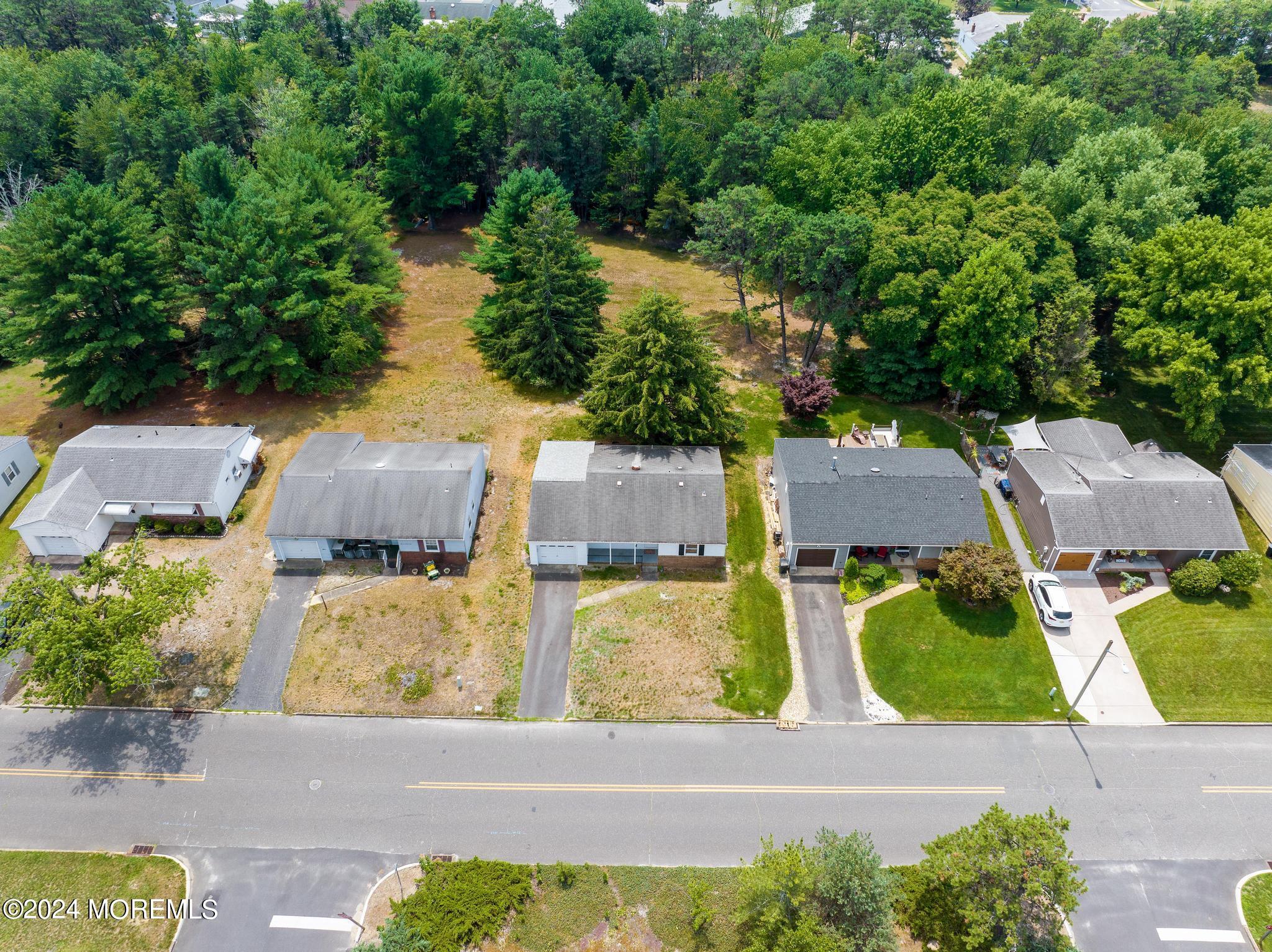 1141 Edgebrook Drive S